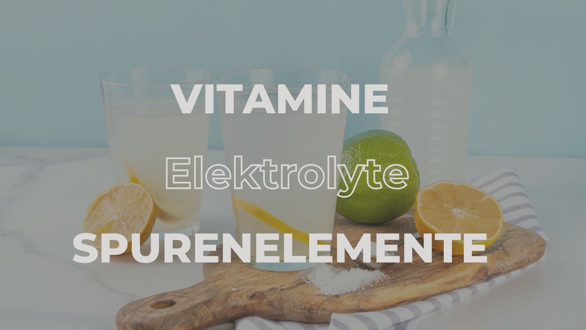 Illustration zu Vitaminen, Elektrolyten und Spurenelementen mit einem Glas Wasser, Zitronen, Limette und Salz als Symbol für Nährstoffe und Mineralstoffe.